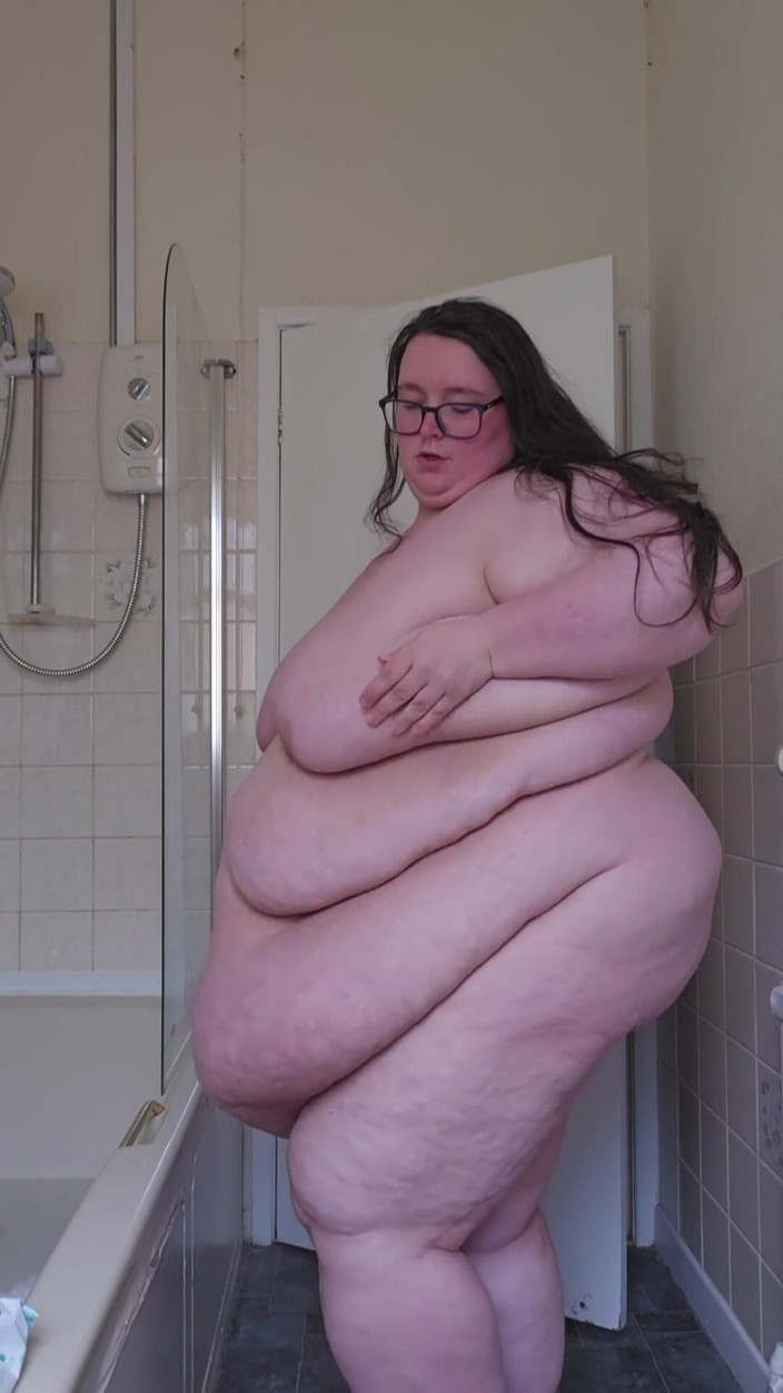 SSBBWLadyBrads: SSBBWのバスルームでのストリッピング 脂肪体探求
