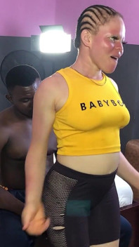 Seksi albino büyük zenci kaçıyor