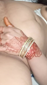 Desi styvsyster älskar att fingrar kissa och spruta