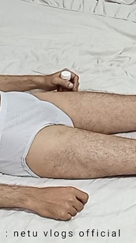 Körperbehandlung mit sexy Massage von sara reibt ihre schönen großen möpse