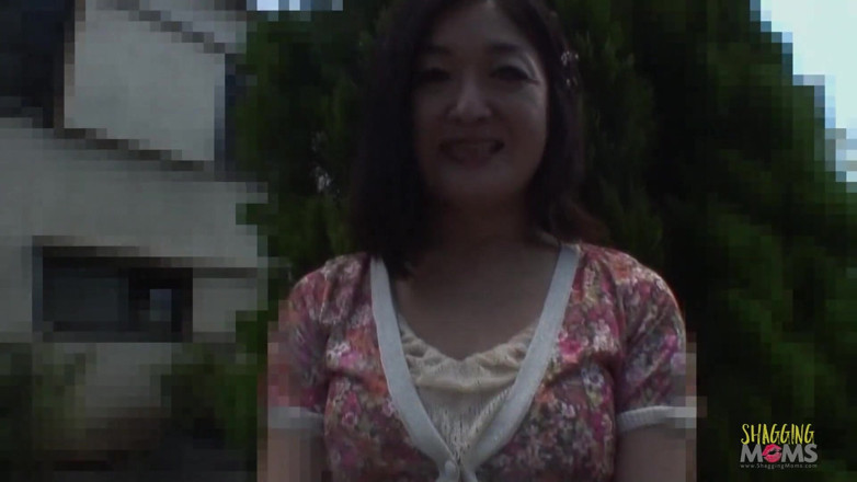 Granny Outlet: Pequeña polla follando a una mujer madura asiática muy ansiosa...