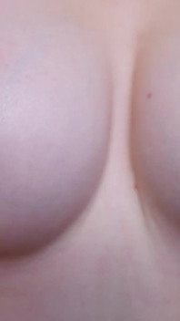 Petits seins et tétons jouent