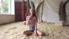 Stunning18: 撒在沙子上