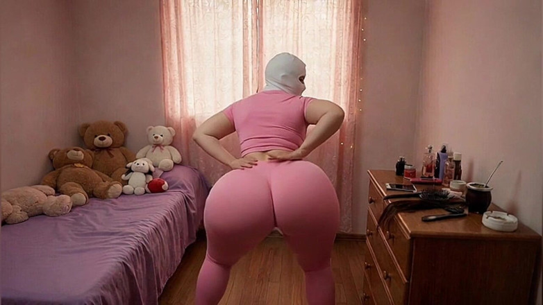Xprohibidox1: Mujer de gran botín en rosa sacudiendo su trasero