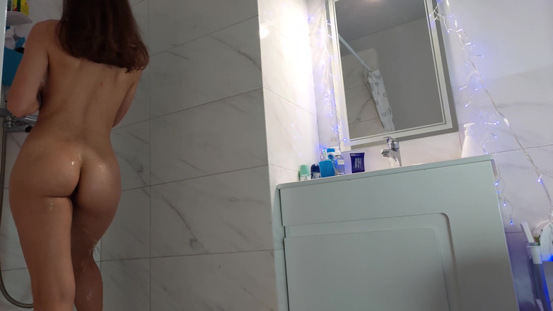 Lilys_kiss: Gadis nakal di kamar mandi dengan dildo