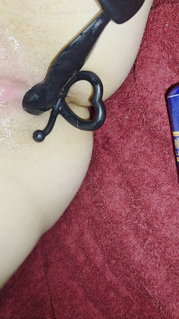 Ana Liz: Ana Liz menyumbat duburnya yang lapar dan meregangkan faraj ketatnya...