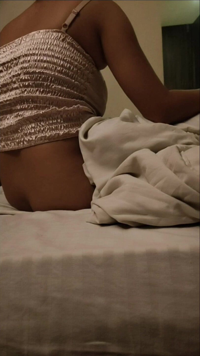 Trisha Hotness: Prezervatif takıyor sakso çekiyor ve bir sonraki bölüme biniyor