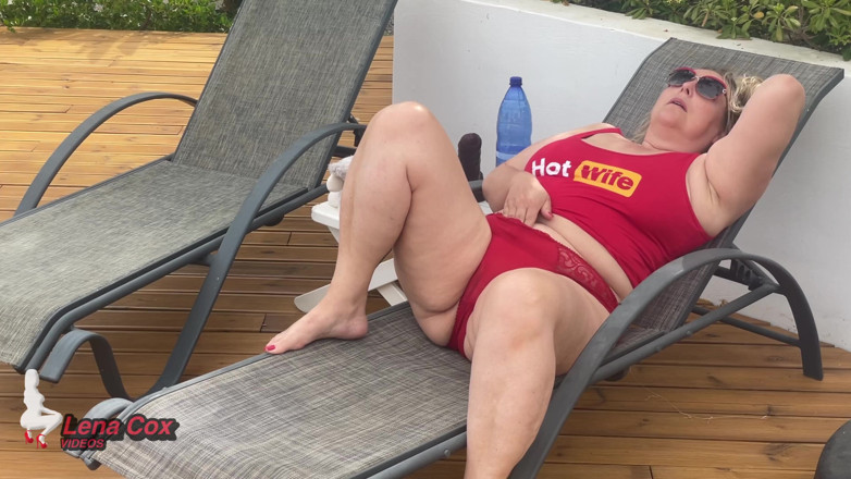 Lena Cox: Heiße ehefrau lena cox wird getränkt: wilde masturbation im garten &amp;schmutziges...