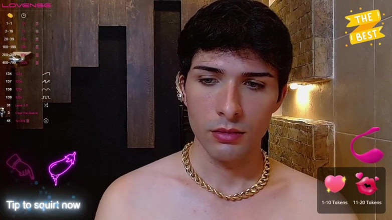 Diego_latinboy: La colombiana magra con un enorme cazzo grasso si arrapa...