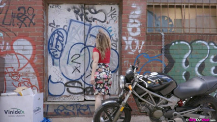 Girls Out West: Smyslná prsatá lesbička Tweedy šuká svou sexy mechanika Willow
