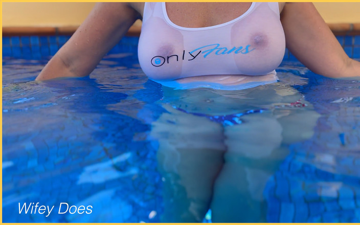 Wifey Does: Ma femme se met dans la piscine sans soutien-gorge