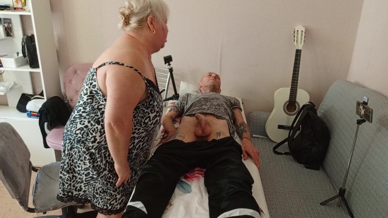 Zona901: Сусідка прийшла зробити мінет, щоб проковтнути порцію сперми