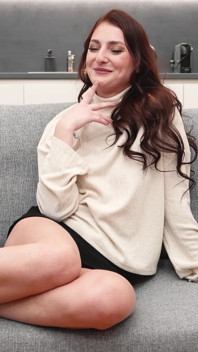 Katy Rose en casting en entrevista en el sofá