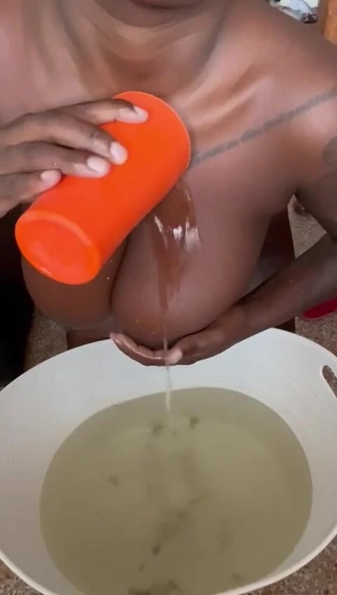 Nasty_hotbabe: Писсинг /писаю в чашку и стираю мои большие сиськи писсингом! Скверный!