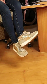 รองเท้าผ้าใบสีเบจกับถุงน่องบาง ๆ - เล่นเท้าและห้อยเท้าใต้โต๊ะ