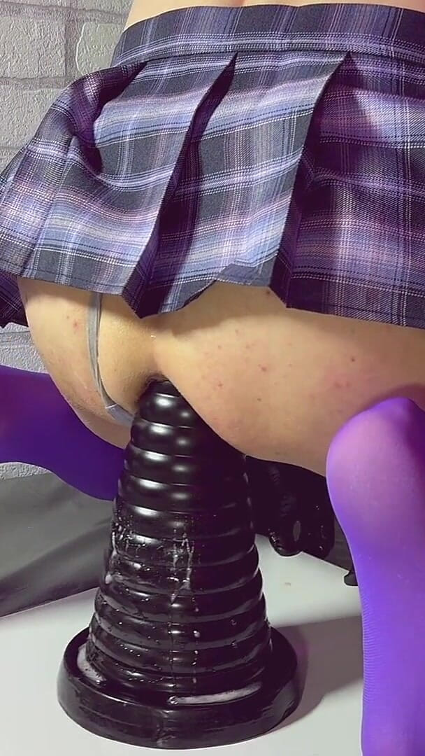 Horny Anal Play: Obří anální kužel dildo sedí a poskakuje až do základny...