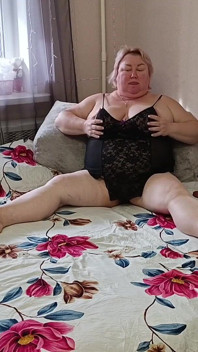 Après une pipe, je remplis la bouche de ma belle-mère de sperme et elle le mange