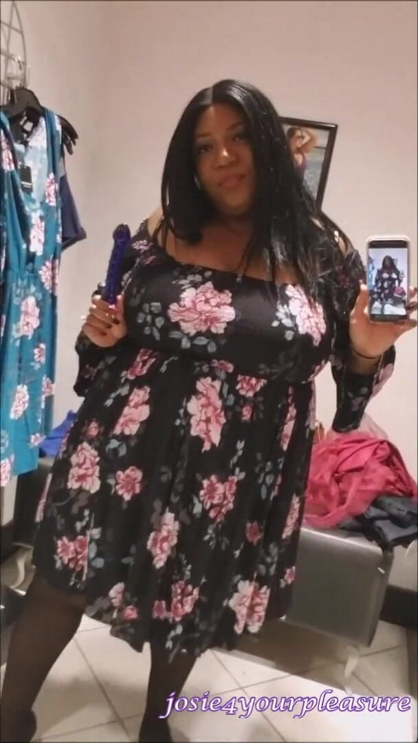 Josie4yourpleasure: La bbw torrida si masturba nel camerino hd