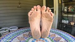 Mr Dimples: Předvádím své špinavé nohy