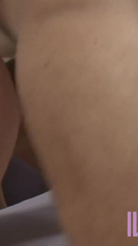 Rubia con grandes tetas es follada duro en su coño peludo