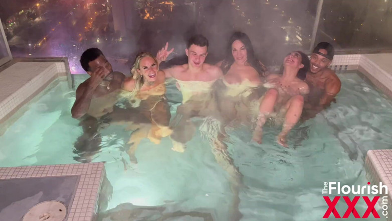 The Flourish XXX: AVN Gangbang 2023 Kamerová jacuzzi - TheFlourishxxx content zasílači párty