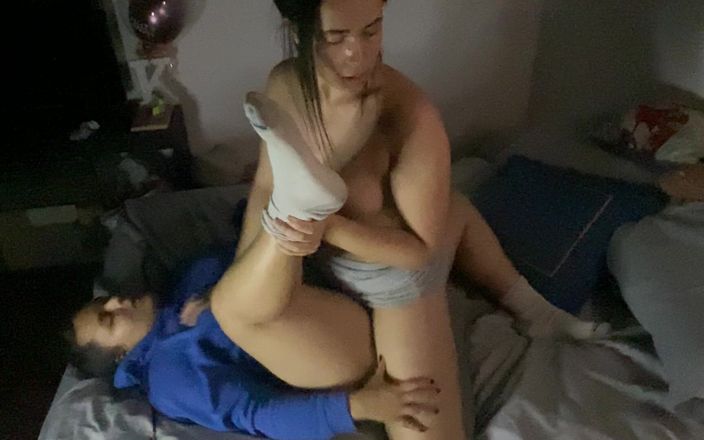 Zoe &amp; Melissa: Лесбийский секс с ножницами перед сном