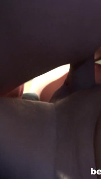 Alice Nice lutscht und nimmt den alten schwanz von Hugo in seinem auto tief in ihre fotze