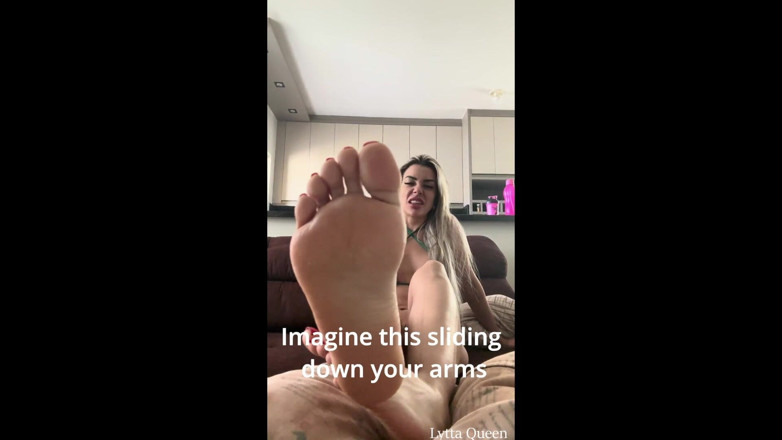 Queen Lytta ballbusting and cum lick: Seksowne Bikini Lytta Foot and Ass POV dla Beta Simps...