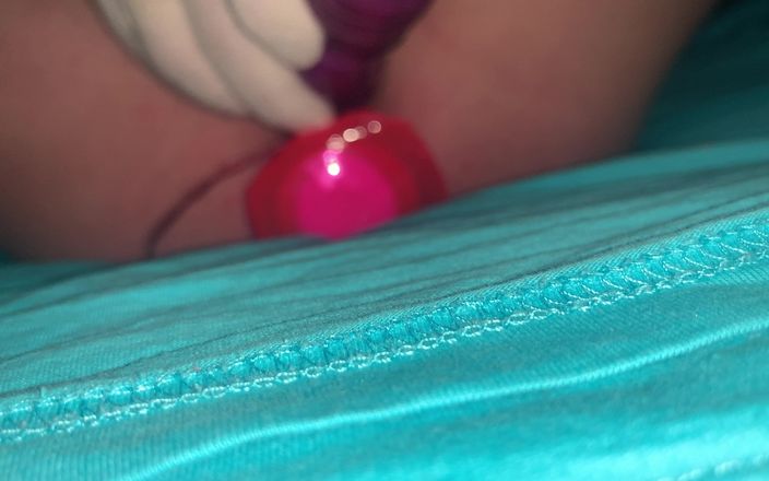 Love boy: Pantat bahenol cewek ini didobel penetrasi pakai vibrator dan dildo...