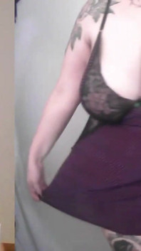 Een paar ondeugende outfits passen en sexy zijn