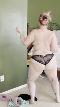 华丽的胖美女脱光衣服并摇晃她的大屁股，然后把你数到高潮