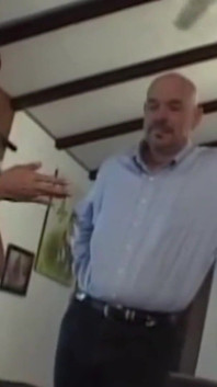 Její manžel hledá vzrušení a dává ji do manželky, která sdílí gangbang