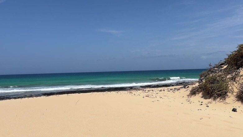 Emma Voyeur: Vnadná Milfka Čůrá Na Veřejné Pláži