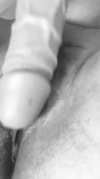 Пасынок снимает видео и получает видео мастурбации крестной с мега-дилдо в ее киске - Andressa Castro