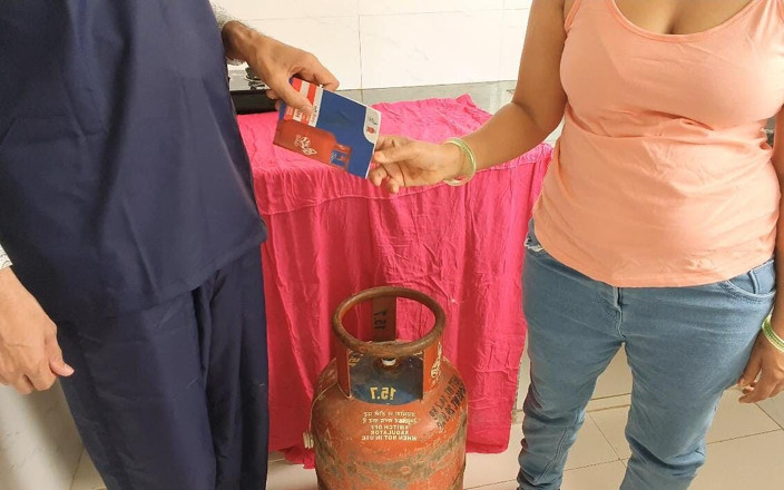 Sagita Sharm: Il ragazzo magro della tua cucina si diverte in sesso...