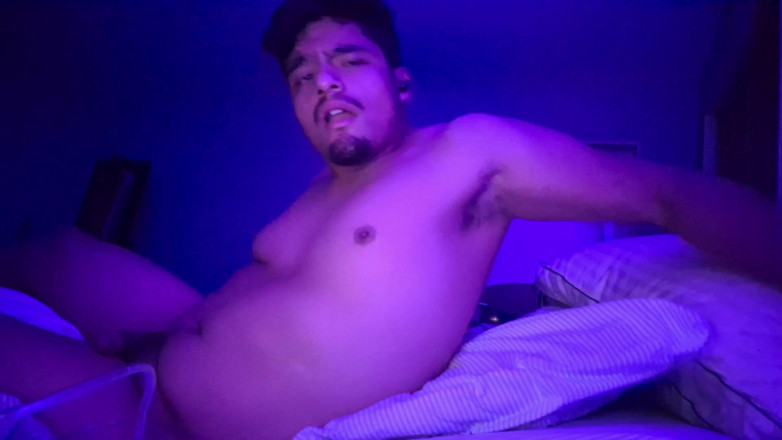 NakyJoss: Ich wichs meinen unbeschnittenen schwanz, während ich meinen bauch aufblase