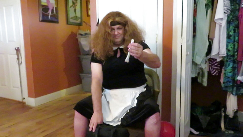 BBW nurse Vicki adventures with friends: Zlobivá služka Brittney zapomněla, její rtěnka v autě je přinucena...