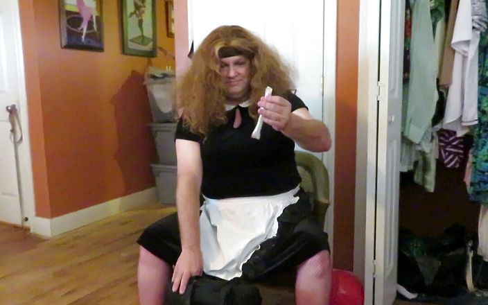 BBW nurse Vicki adventures with friends: Safada empregada Brittney esqueceu que seu batom no carro é feito...