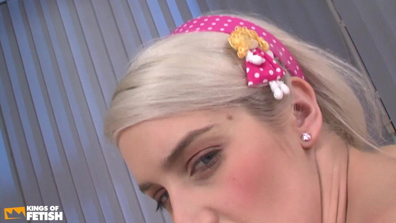 Kings Of Fetish: 少女在被英俊男人干之前玩弄紫色玩具