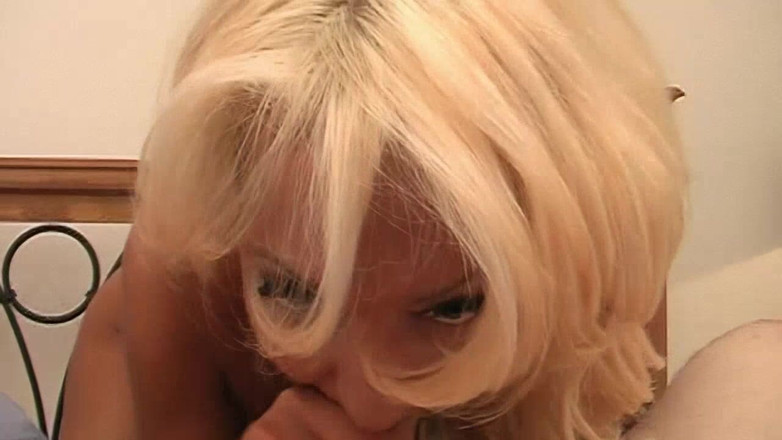 Oldschool X: Blonde milf wordt hard geneukt en in het gezicht gespoten