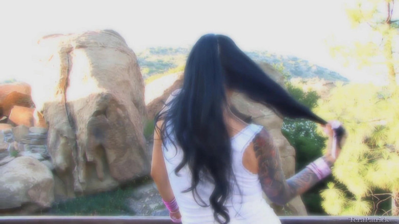 Tera Patrick: Tera Patrick se déshabille lentement à l'extérieur
