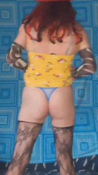 Teaser in meinem sexy kleinen gelben kleid und meinem blauen höschen