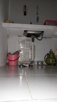 Fată cu masturbare cu fetiș în rochie de petrecere din satin