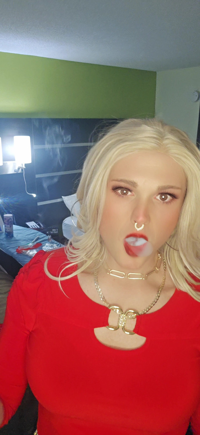 Darkfetish2k: Kylie Rey (shemale) ze is slecht ze is heetste rokende fetisj