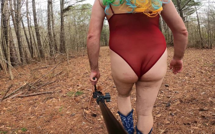 Jon Screcrow: Gigante fake boobs crossdresser andando na floresta em lingerie