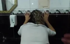 Het meisje in de coffeeshop overtuigen om seks te hebben in de badkamer