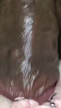 내 마누라가 클럽에서 늦게 도착해서 그녀의 보지가 정액으로 끈적거리고 다른 남자의 정액을 빨게 해줘
