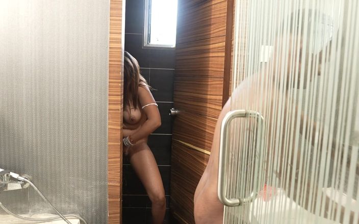 HOTSEXXX86: Vedetă porno indiancă sexy Suhana și New Boy futându-se și pișându-se în culise,...
