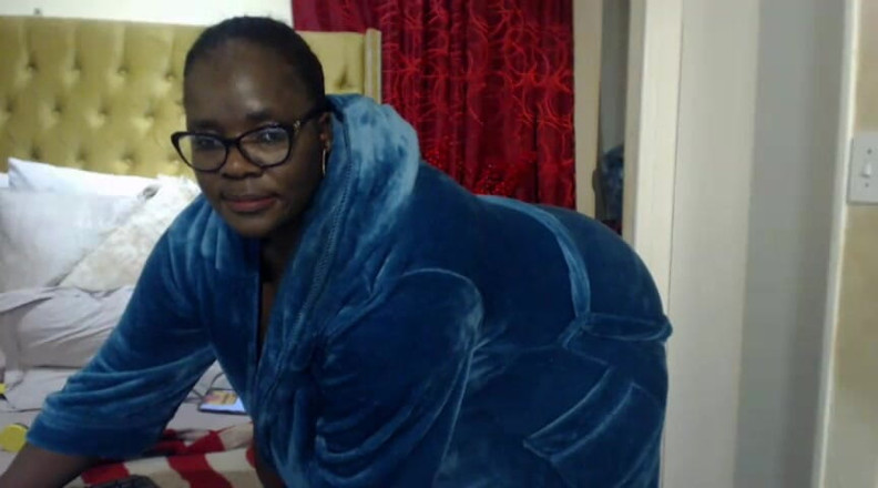 Legendary Booty Overdose: Cachonda culona masturbándose y teniendo desayuno en la cama