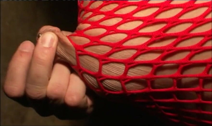 Absolute BDSM films - The original: Humilhantes tetas beliscando em escravidão na gaiola